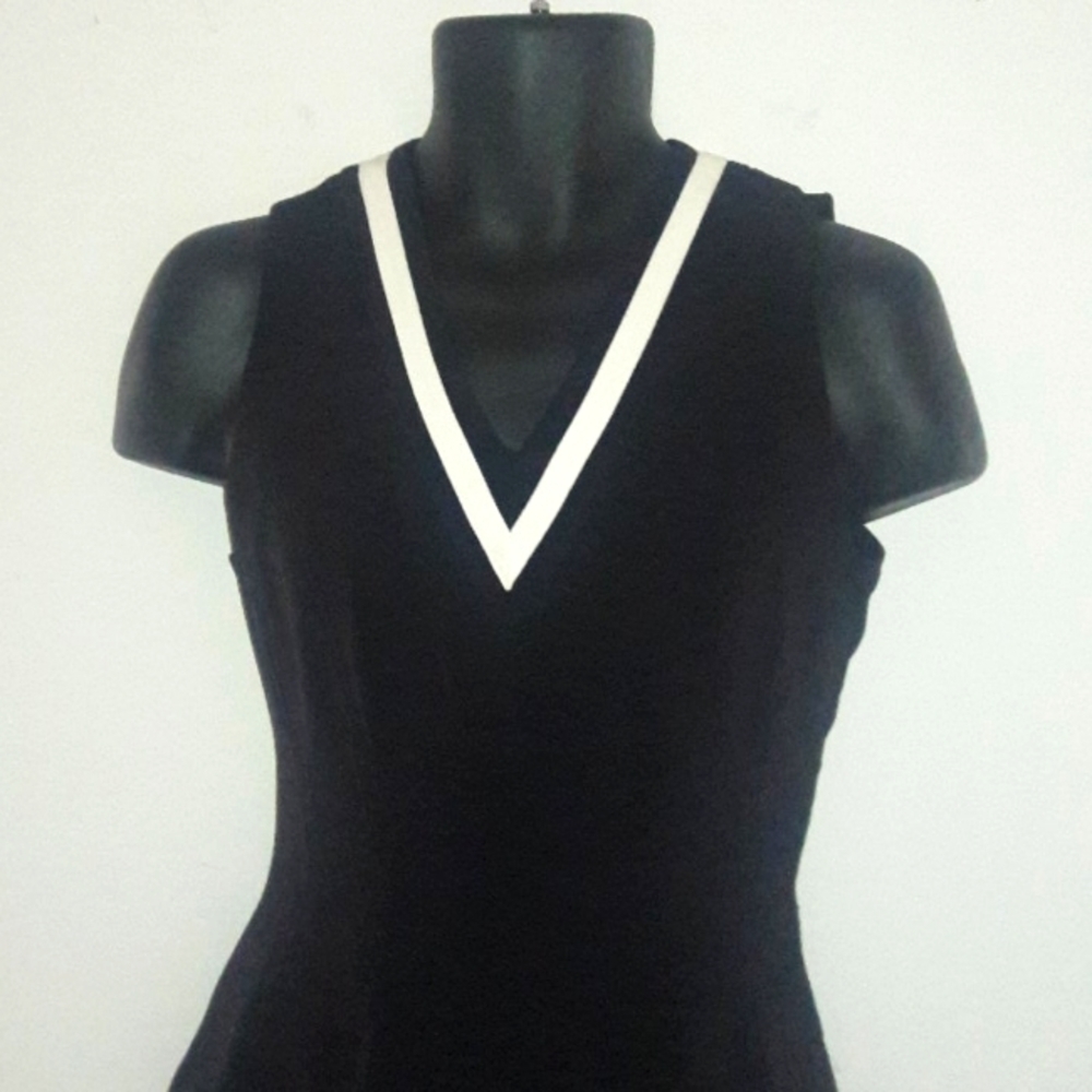 H&M Classic Black & White V-Neck Dress, 8 - Picture 3 of 8